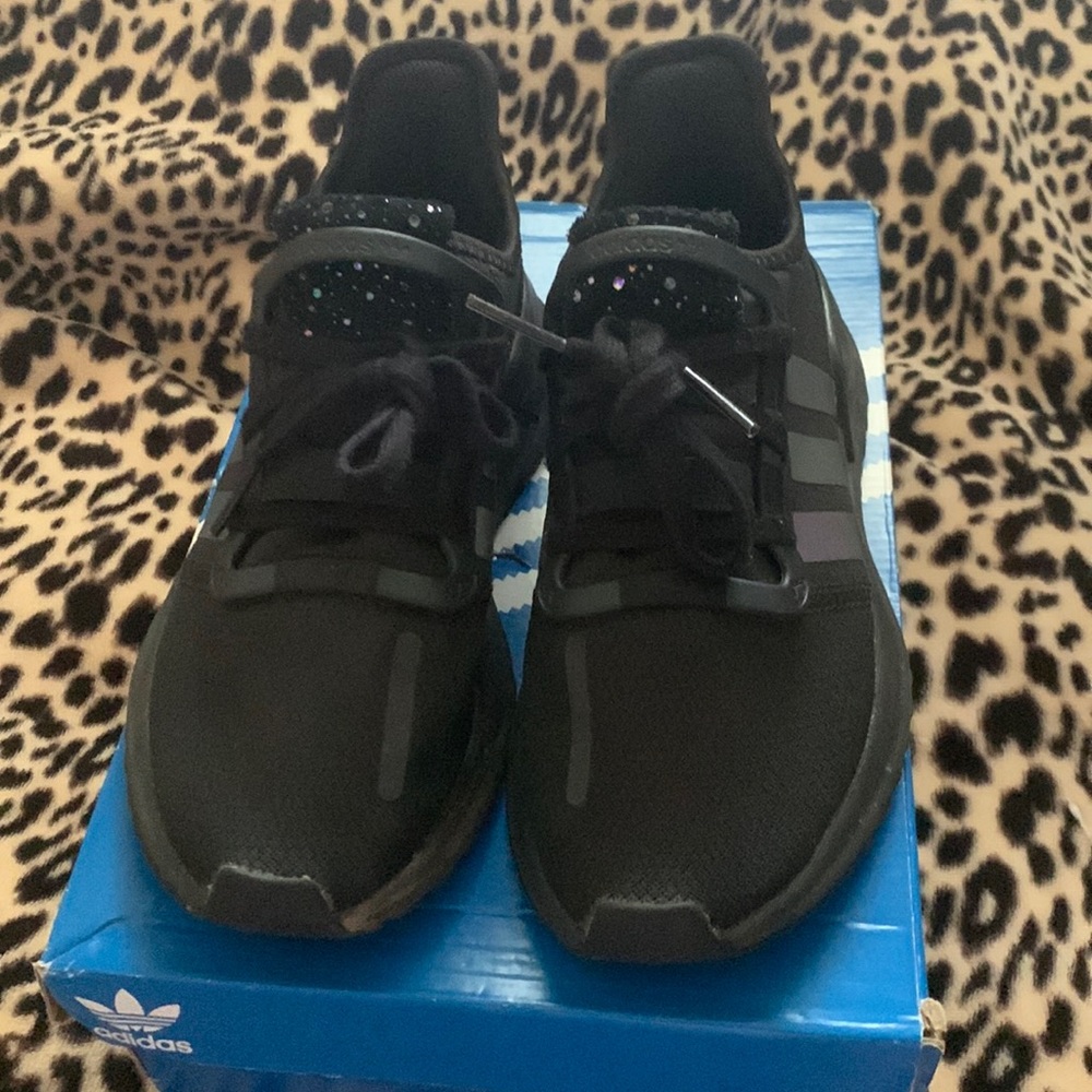 I am selling these spectacular black and holographic adidas for the best price !
